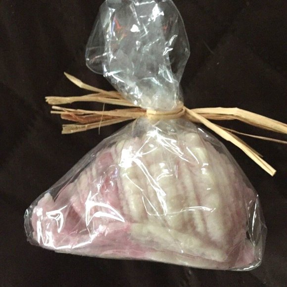 Pottery Barn White Mauve Sea Shell Conch Candle 2.5" x 4"  11 hrs burn NEW NWT - Picture 2 of 3